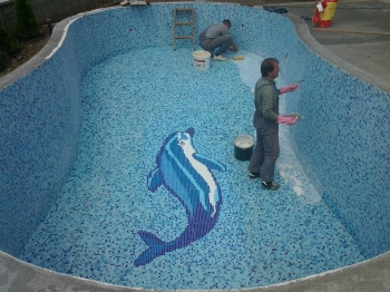 slika delfina u bazenu od mozaik plocica